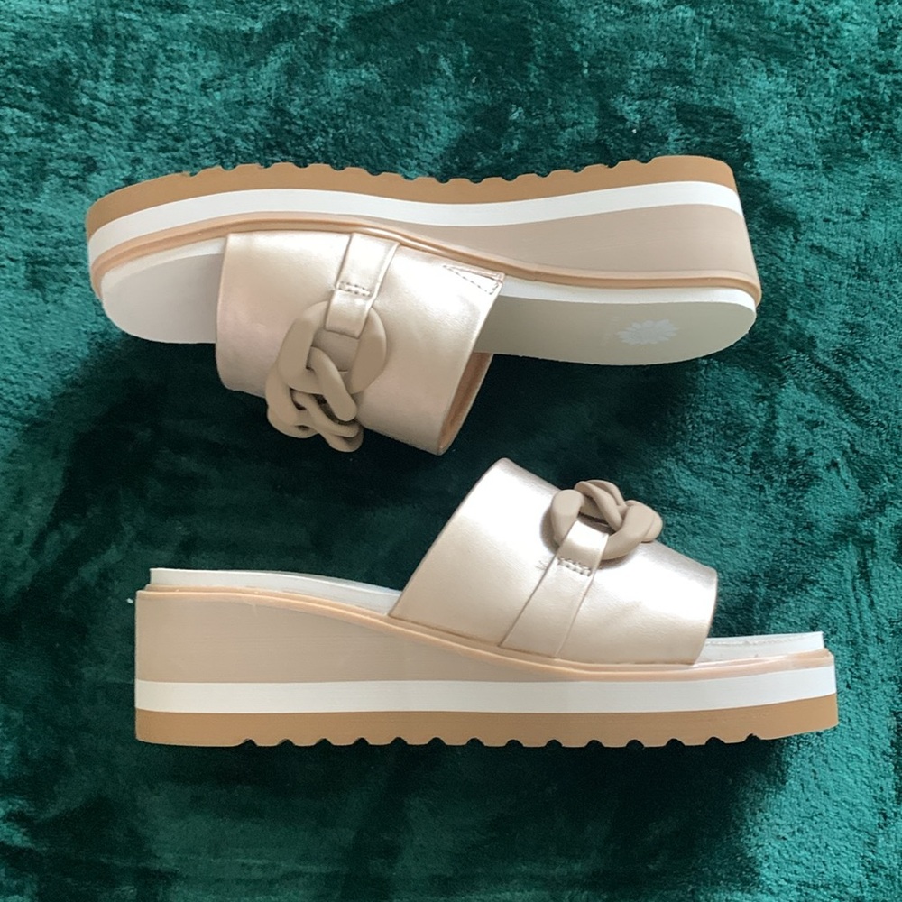 NWOT  Yellow box  Chain slide Wedges
Size 7. - Picture 2 of 5